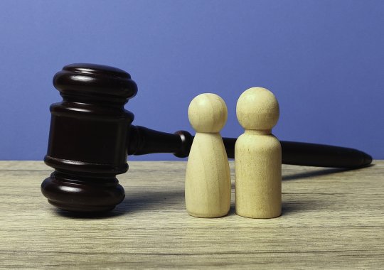 Продажа жилья при совместном проживании: права незарегистрированных партнеров, риски и судебные разбирательства.