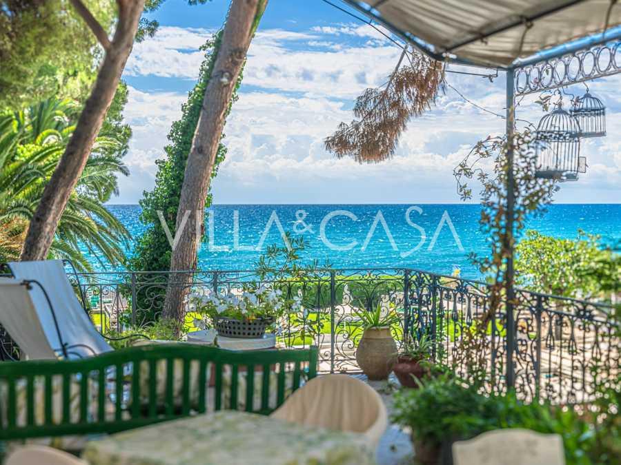 Роскошная вилла с выходом на пляж в Диано-Марина